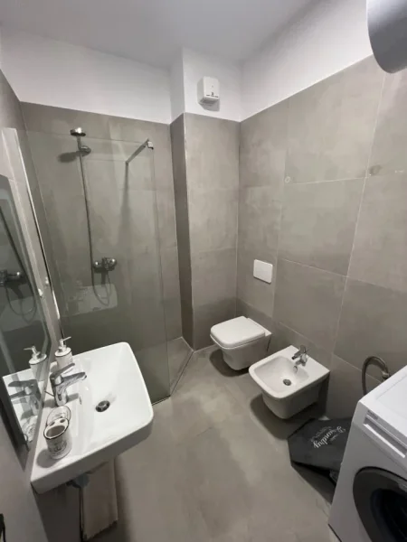 Tirane, jepet me qera apartament 1+1 Kati 6, 60 m² 600 € (Tek Stacioni i Trenit, rruga Karl Gega, prane Mullirit te Vjeter)