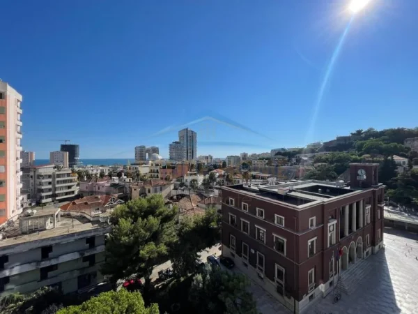 Durres, jepet me qera zyre Kati 6, 115 m² 800 € (Sheshi "Iliria" Durres)