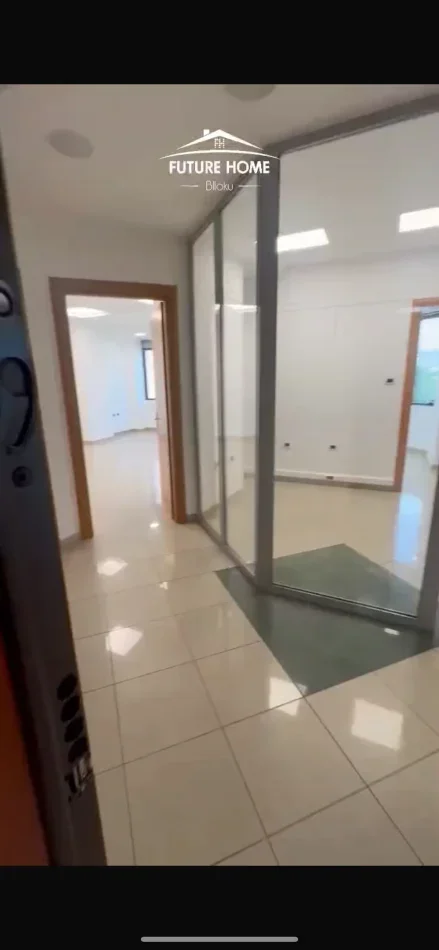 Tirane, jepet me qera ambjent biznesi Kati 6, 110 m² (Blv Deshmoret e Kombit, Tirane)