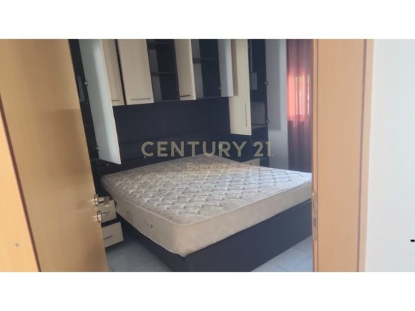 Tirane, jepet me qera apartament 3+1 Kati 1, 150 m² 450 € 