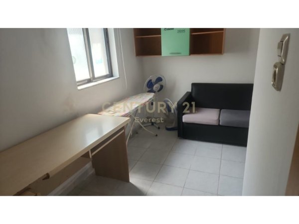 Tirane, jepet me qera apartament 3+1 Kati 1, 150 m² 450 € 