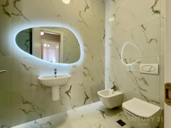 Tirane, jepet me qera apartament 2+1 Kati 5, 119 m² 1.300 € (Deliorgj)