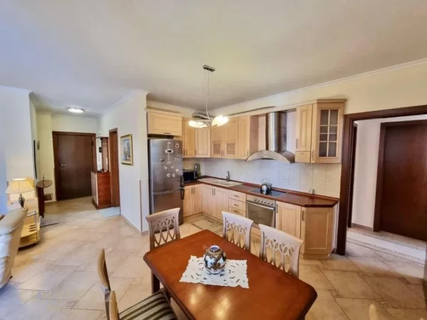 Tirane, jepet me qera apartament 3+1 Kati 9, 111 m² 1.000 € 
