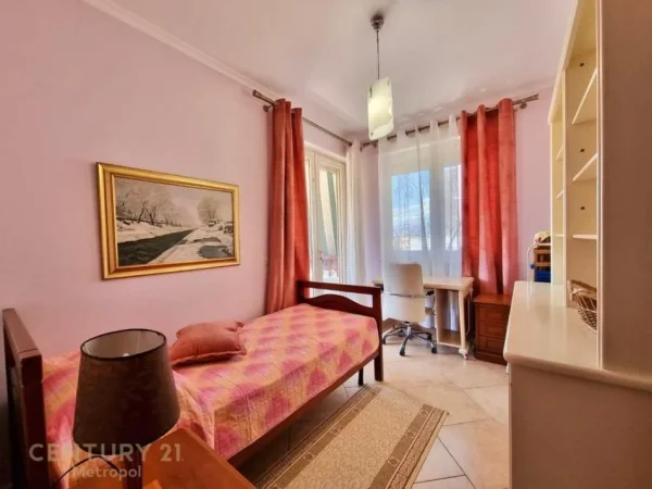 Tirane, jepet me qera apartament 3+1 Kati 9, 111 m² 1.000 € 