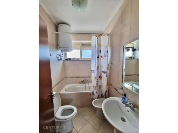 Tirane, jepet me qera apartament 3+1 Kati 9, 111 m² 1.000 € 