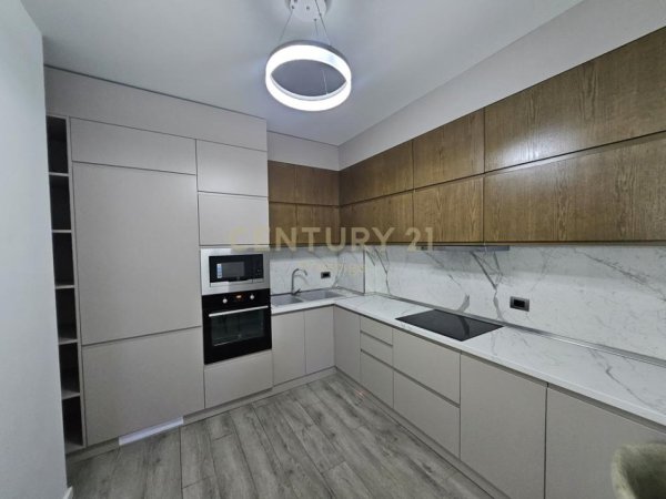 Tirane, jepet me qera apartament 2+1+Aneks+Ballkon Kati 2, 120 m² 1.100 € (Rr. Elbasanit)