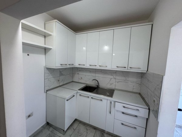 Tirane, jepet me qera apartament 2+1 Kati 3, 75 m² 350 € 