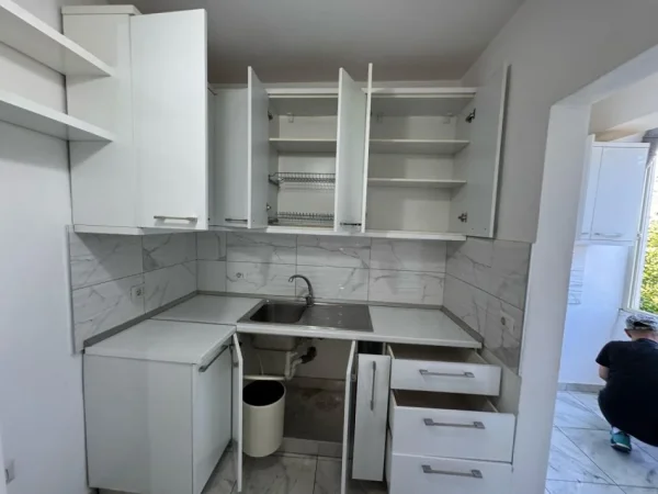 Tirane, jepet me qera apartament 2+1 Kati 3, 75 m² 350 € 