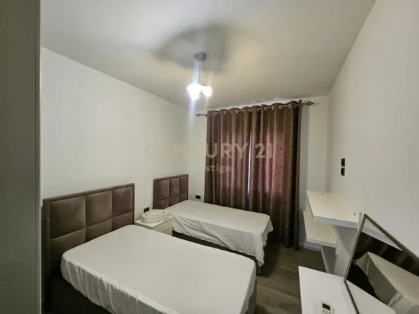 Tirane, jepet me qera apartament 2+1 Kati 2, 120 m² 1.100 € 