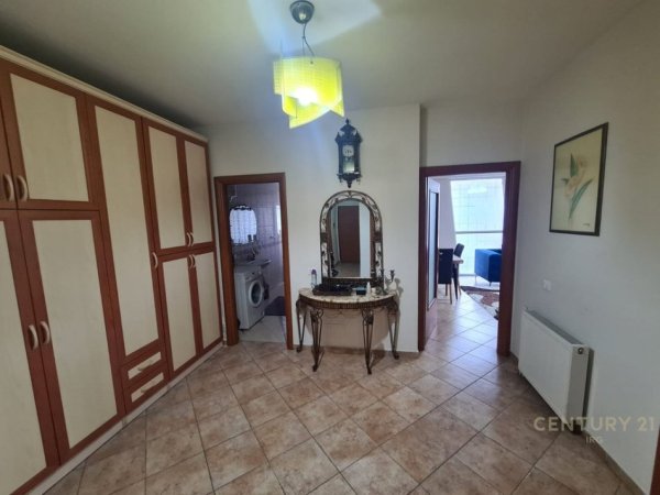 Tirane, jepet me qera apartament 2+1+Aneks+Ballkon Kati 3, 105 m² 650 € 