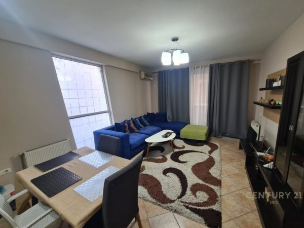 Tirane, jepet me qera apartament 2+1+Aneks+Ballkon Kati 3, 105 m² 650 € 