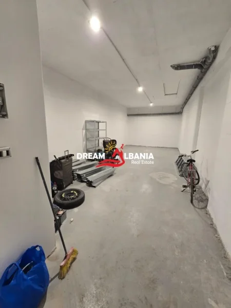 Tirane, jepet me qera Kati -1, 52 m² 270 € (Astir)