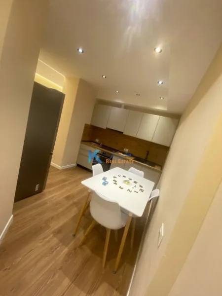 Tirane, jap me qera apartament 1+1+Ballkon Kati 5, 70 m² (Ne qender, prane kafe Flora, te Donika Center)