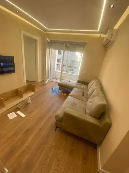 Tirane, jap me qera apartament 1+1+Ballkon Kati 5, 70 m² (Ne qender, prane kafe Flora, te Donika Center)