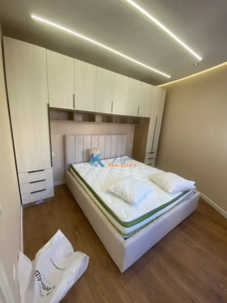 Tirane, jap me qera apartament 1+1+Ballkon Kati 5, 70 m² (Ne qender, prane kafe Flora, te Donika Center)