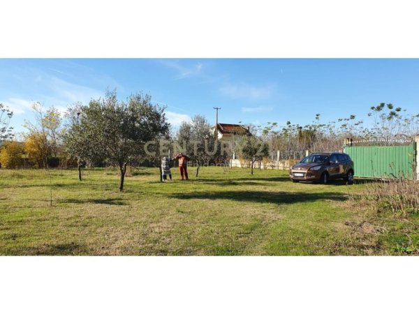 Tirane, shitet truall , 1.316 m² 65.000 € (pranë Aeroportit Ndërkombëtar të Tiranës)