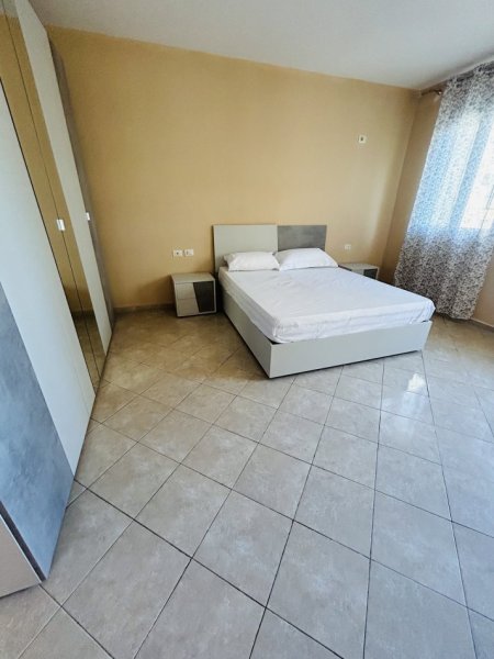 Vlore, jepet me qera apartament plazhista