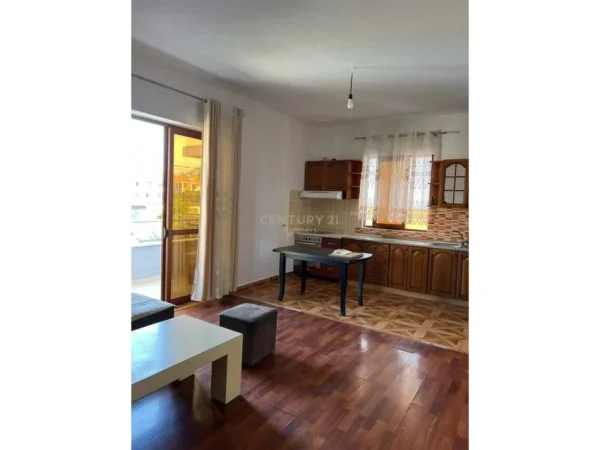 Tirane, jepet me qera apartament 2+1 Kati 2, 130 m² 550 € 