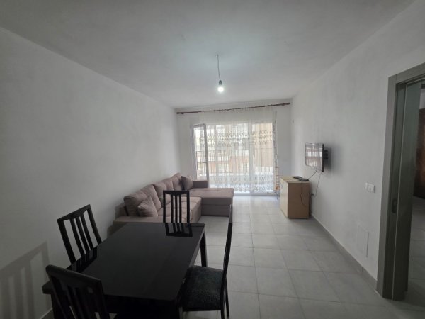 Tirane, jepet me qera apartament 1+1+Ballkon Kati 2, 70 m² (Rruga 5 Maji)