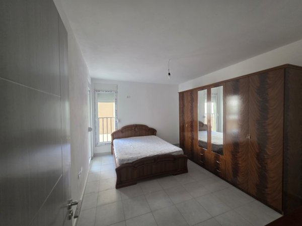 Tirane, jepet me qera apartament 1+1+Ballkon Kati 2, 70 m² (Rruga 5 Maji)