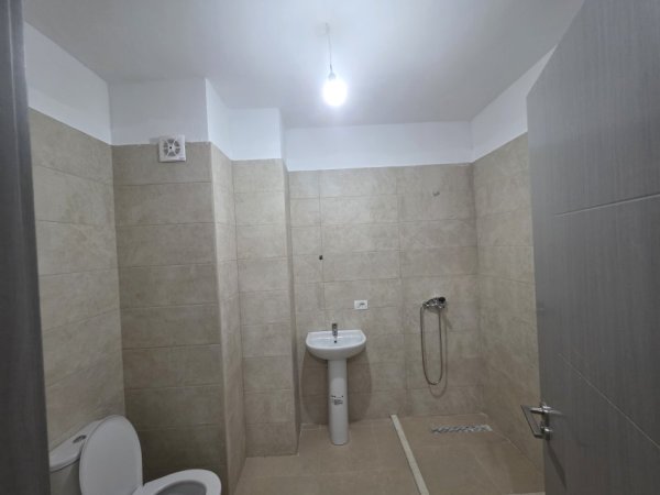 Tirane, jepet me qera apartament 1+1+Ballkon Kati 2, 70 m² (Rruga 5 Maji)