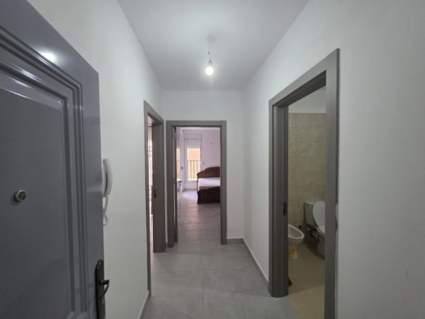 Tirane, jepet me qera apartament 1+1+Ballkon Kati 2, 70 m² (Rruga 5 Maji)