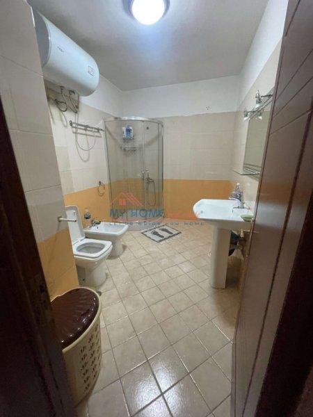 Tirane, jepet me qera apartament 2+1+Ballkon Kati 8, 100 m² 550 € (Rruga Dritan Hoxha)