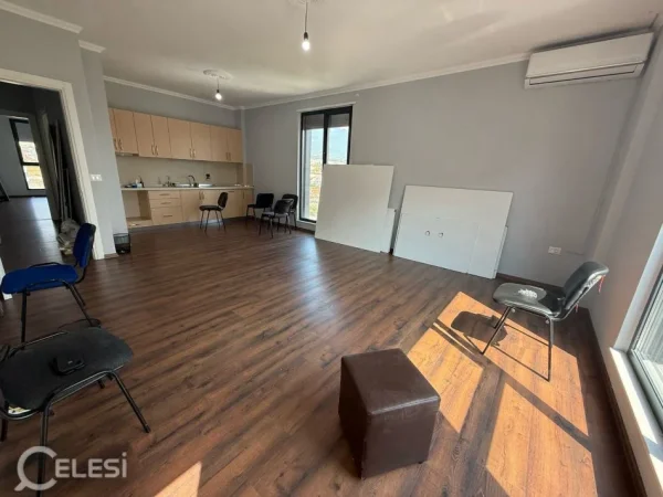 Tirane, jepet me qera apartament 2+1+Ballkon Kati 2, 90 m² 600 € (BULEVARDI ZHAN DARK)