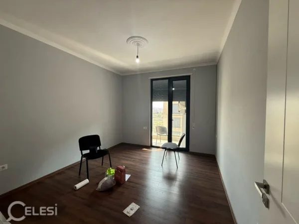 Tirane, jepet me qera apartament 2+1+Ballkon Kati 2, 90 m² 600 € (BULEVARDI ZHAN DARK)