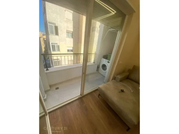 Tirane, jepet me qera apartament 1+1 Kati 5, 60 m² 720 € (pranë Kafe Flora)