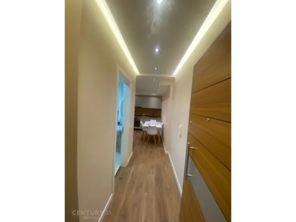 Tirane, jepet me qera apartament 1+1 Kati 5, 60 m² 720 € (pranë Kafe Flora)