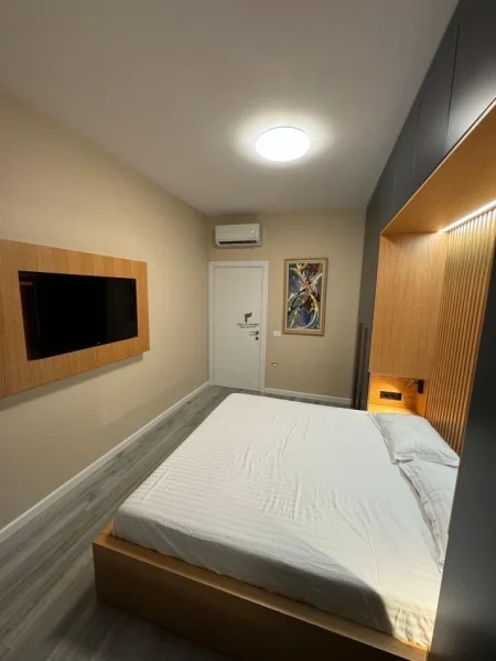 Tirane, jepet me qera apartament 1+1 Kati 4, 75 m² 900 € (KOMUNA PARISIT)