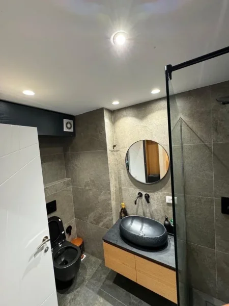 Tirane, jepet me qera apartament 1+1 Kati 4, 75 m² 900 € (KOMUNA PARISIT)