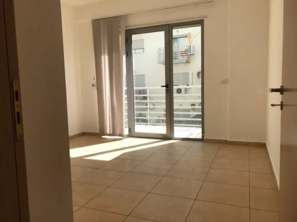 Tirane, jepet me qera apartament 1+1+Ballkon Kati 2, 70 m² 400 € (RRUGA 5 MAJI)