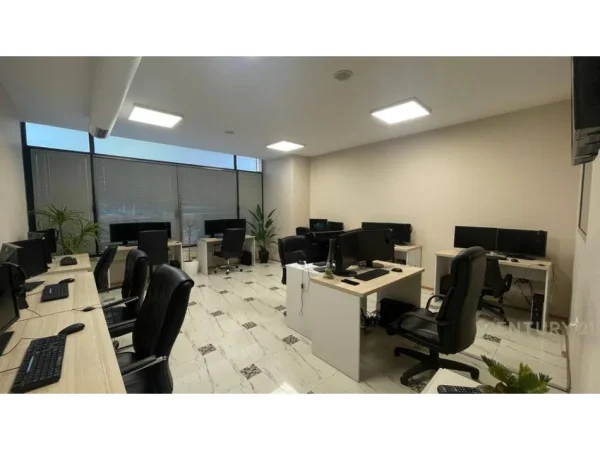 Tirane, jepet me qera ambjent biznesi Kati 1, 157 m² 2.350 € 