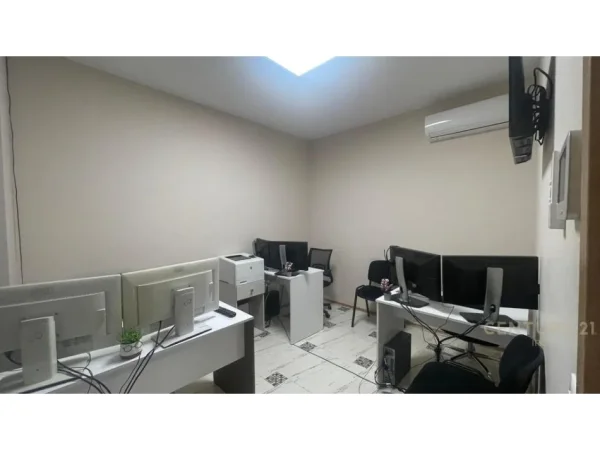 Tirane, jepet me qera ambjent biznesi Kati 1, 157 m² 2.350 € 