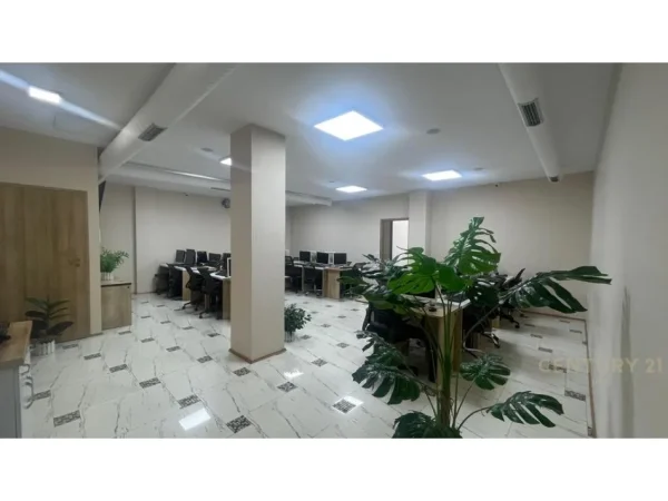 Tirane, jepet me qera ambjent biznesi Kati 1, 157 m² 2.350 € 
