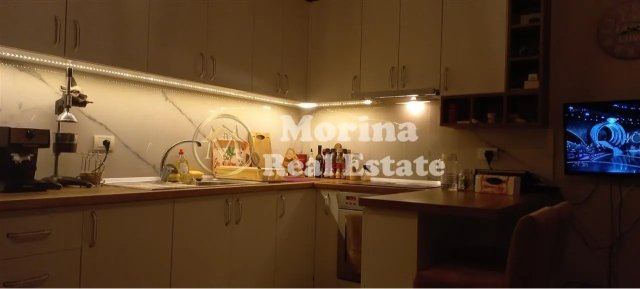 Tirane, jepet me qera apartament 1+1 Kati 1, 50 m² 400 € (Fresku)