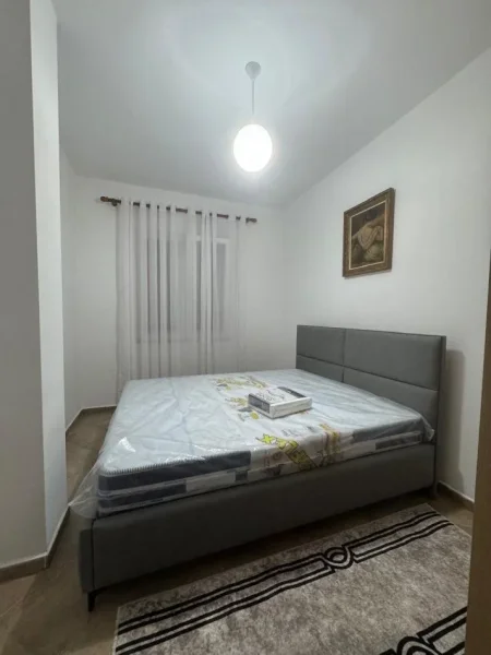 Tirane, jepet me qera apartament 1+1+Ballkon Kati 5, 60 m² 500 € (KOMUNA E PARISIT)