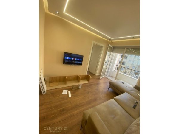 Tirane, jepet me qera apartament 1+1 Kati 5, 60 m² 720 € (Prane Kafe Flora)