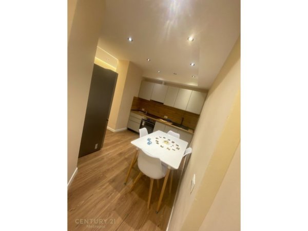 Tirane, jepet me qera apartament 1+1 Kati 5, 60 m² 720 € (Prane Kafe Flora)