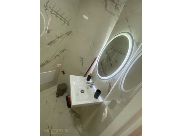 Tirane, jepet me qera apartament 1+1 Kati 5, 60 m² 720 € (Prane Kafe Flora)