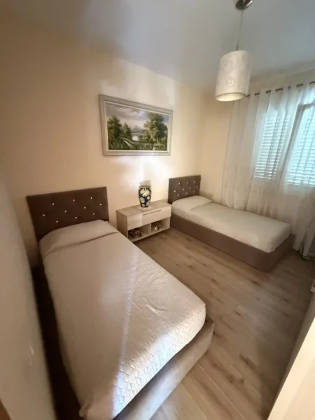 Tirane, jepet me qera apartament 1+1+Ballkon Kati 2, 80 m² 450 € (SPITALET)