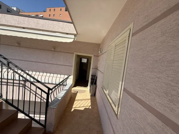 Tirane, jepet me qera apartament 1+1+Ballkon Kati 2, 80 m² 450 € (SPITALET)