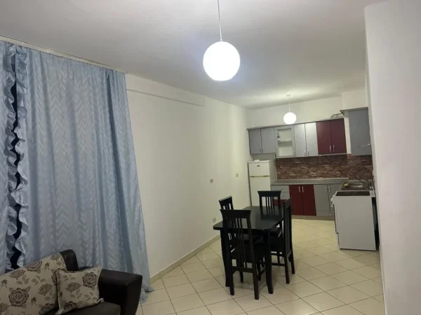 Tirane, jepet me qera apartament 2+1 , 500 € (astir)