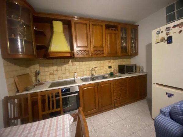 Tirane, jepet me qera apartament 2+1+Ballkon Kati 6, 75 m² 620 € (selvia)