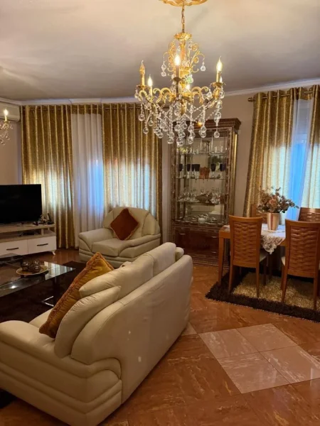 Tirane, jepet me qera apartament 2+1+Ballkon Kati 4, 115 m² 800 € (PIAZZA)