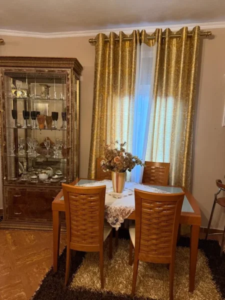 Tirane, jepet me qera apartament 2+1+Ballkon Kati 4, 115 m² 800 € (PIAZZA)