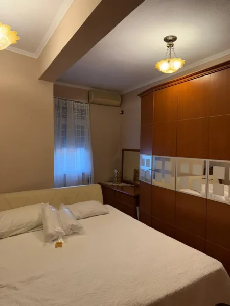 Tirane, jepet me qera apartament 2+1+Ballkon Kati 4, 115 m² 800 € (PIAZZA)