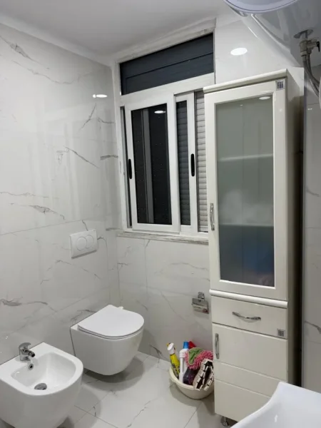 Tirane, jepet me qera apartament 2+1+Ballkon Kati 4, 115 m² 800 € (PIAZZA)
